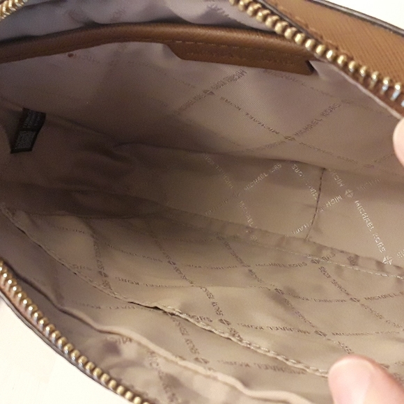 NWOT Micheal Kors Crossbody Jet Set Pocketbook Saffino Leather - Picture 11 of 17